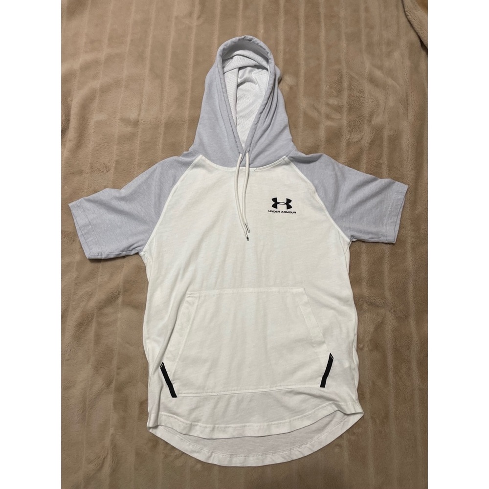 MENS Under Armour Heat Gear Hooded T-Shirt. Size SMALL, Loose Fit Athletic Shirt